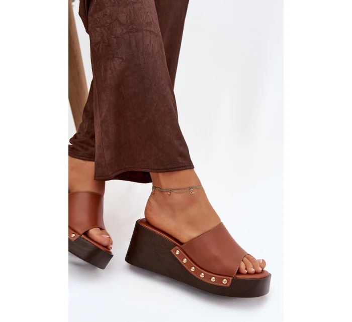 Dámské nazouváky na platformě se zlatými přezkami camel model 21918866 - Boto Dámské nazouváky na platformě se zlatými přezkami camel model 21918866 - Boto