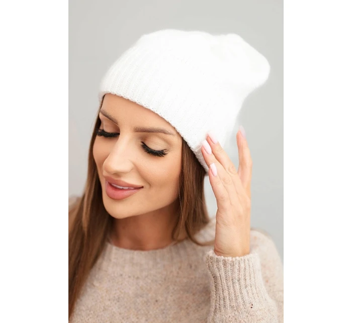 Dámská zimní čepice z vlny s žebrovaným vzorem bílá model 21783011 - K-Fashion Dámská zimní čepice z vlny s žebrovaným vzorem bílá model 21783011 - K-Fashion