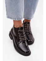 Kožené lakované dámské kotníčkové boty s ozdobným šněrováním model 21713881 Černé - D&A Kožené lakované dámské kotníčkové boty s ozdobným šněrováním model 21713881 Černé - D&A