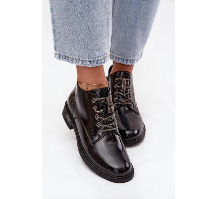 Kožené lakované dámské kotníčkové boty s ozdobným šněrováním model 21713881 Černé - D&A Kožené lakované dámské kotníčkové boty s ozdobným šněrováním model 21713881 Černé - D&A