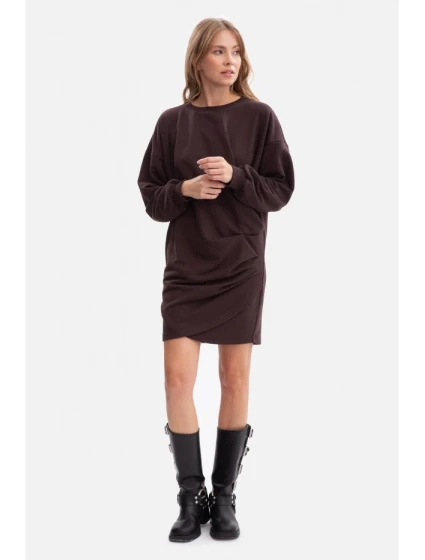 šaty s bočními záhyby tmavá čokoláda model 21379815 - BeWear šaty s bočními záhyby tmavá čokoláda model 21379815 - BeWear