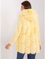 Svetložltá kožušinová vesta s kapucňou