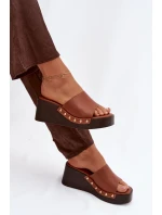 Dámské nazouváky na platformě se zlatými přezkami camel model 21918866 - Boto Dámské nazouváky na platformě se zlatými přezkami camel model 21918866 - Boto