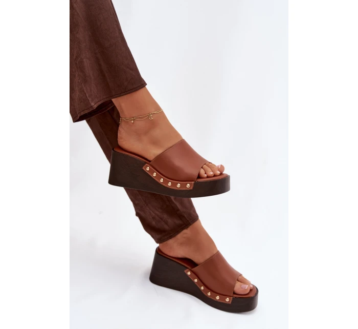 Dámské nazouváky na platformě se zlatými přezkami camel model 21918866 - Boto Dámské nazouváky na platformě se zlatými přezkami camel model 21918866 - Boto