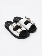 Moderní  nazouváky dámské bílé na plochém podpatku