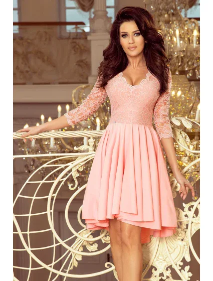 Dámské šaty v pastelově růžové barvě s delším zadním dílem a s krajkovým výstřihem model 7248157 - numoco Dámské šaty v pastelově růžové barvě s delším zadním dílem a s krajkovým výstřihem model 7248157 - numoco