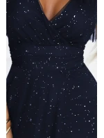 dlouhé lesklé šaty s výstřihem a krátkými rukávy tmavě modré model 21777396 - numoco basic