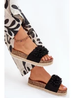 Dámske papuče na platforme s ozdobnými kvetmi - čierne