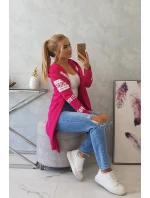 Fuchsiový plášť s nápismi