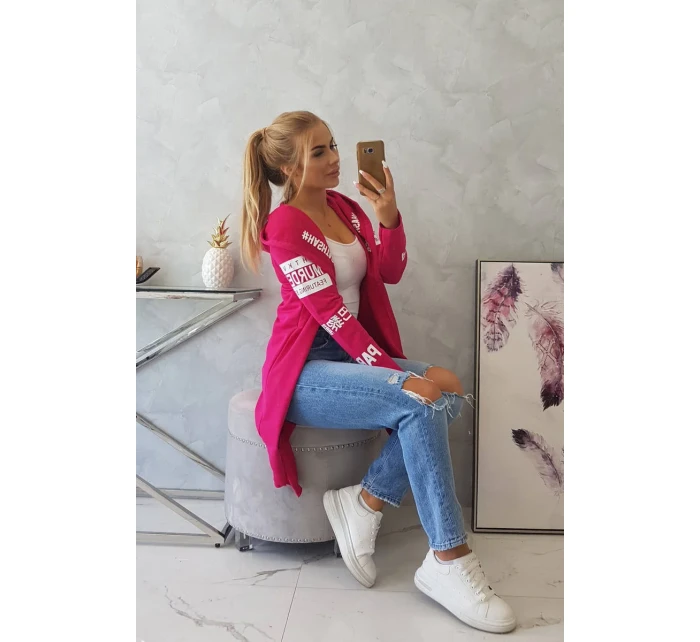 Fuchsiový plášť s nápismi