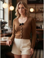 Dámsky krátky sveter s mašľou LAMURE hnedý FashionStreet MY2472