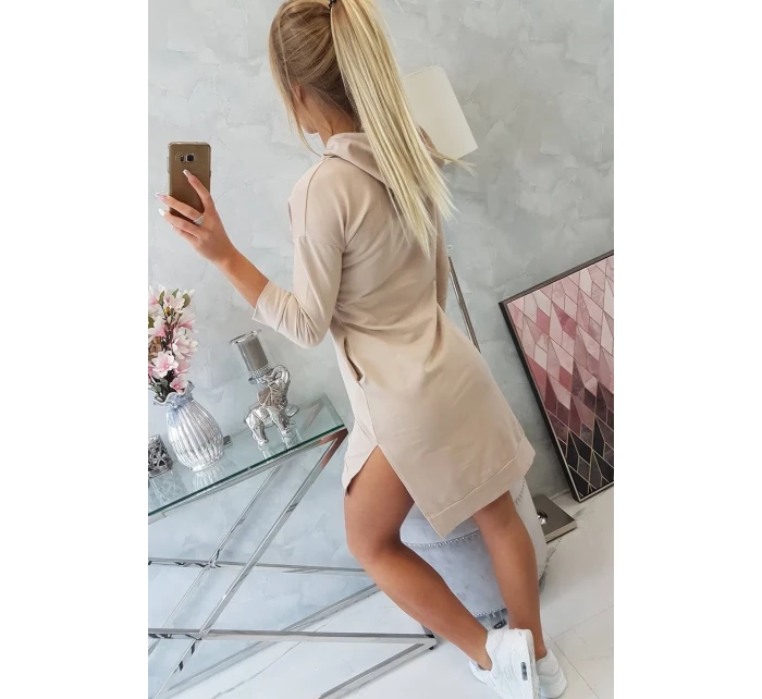 Šaty s delšími zády a barevným potiskem béžové barvy Šaty s delšími zády a barevným potiskem béžové barvy