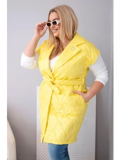 Dámská vesta Plus Size prošívaná s páskem a límcem žlutá