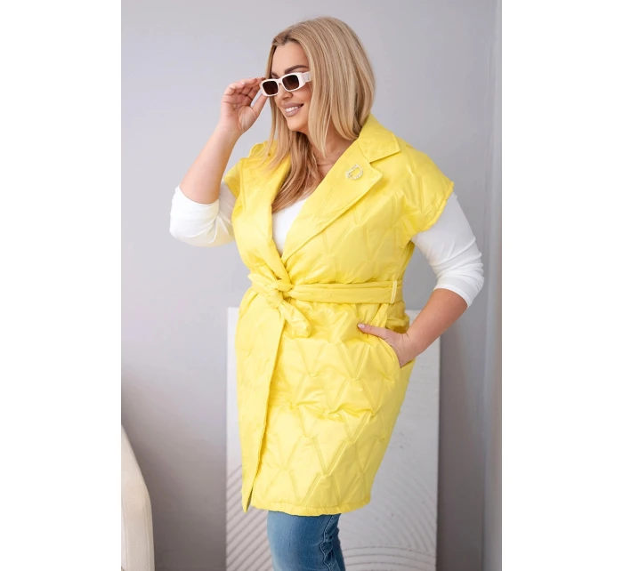 Dámská vesta Plus Size prošívaná s páskem a límcem žlutá
