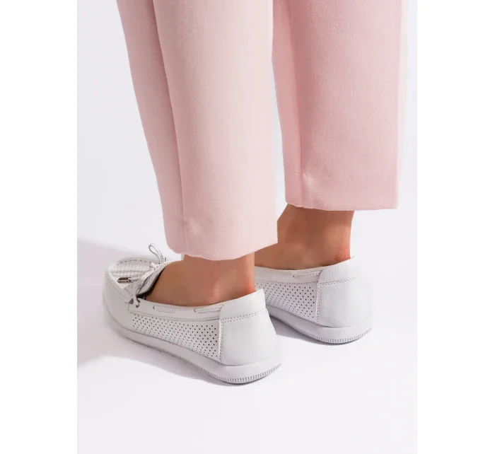 Moderné dámske biele mokasíny bez podpätku Moderné dámske biele mokasíny bez podpätku