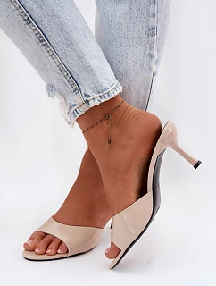 Lakované pantofle z imitace kůže na podpatku Béžové model 22103047 - Boto