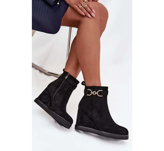 Botki Damskie Na Koturnie Z Ozdobnym Detalem Czarne Marivana