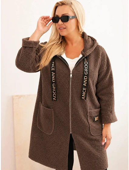 Dámský kabát Plus Size z umělé látky s kapucí a kapsami model 22324421 - K-Fashion Dámský kabát Plus Size z umělé látky s kapucí a kapsami model 22324421 - K-Fashion