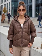 Krótka kurtka damska pikowana z kapturem brązowa model 22341011 - FashionStreet