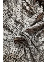 Teplý dámsky prehoz s kapucňou, vreckami a vzorom "mesto" model 6376504