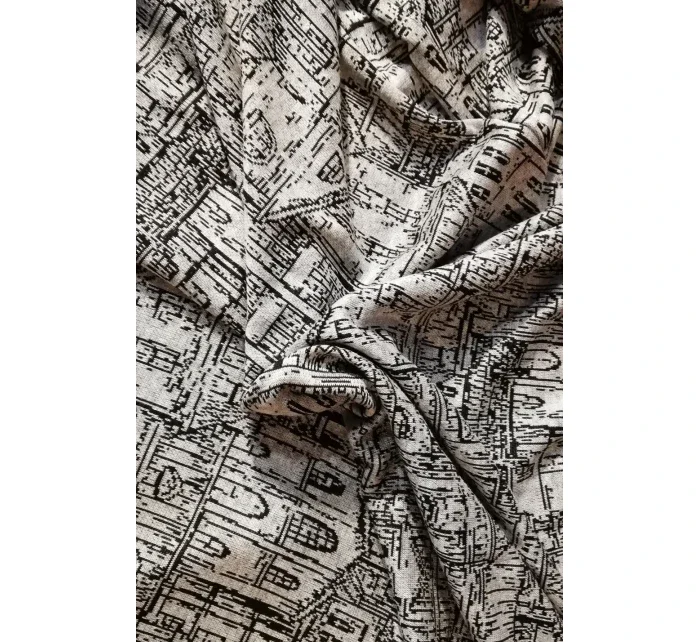 Teplý dámsky prehoz s kapucňou, vreckami a vzorom "mesto" model 6376504