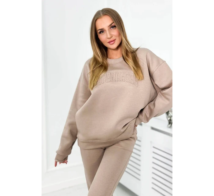 Izolovaná souprava model 18922103 tmavě béžová - K-Fashion Izolovaná souprava model 18922103 tmavě béžová - K-Fashion