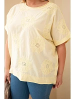 Dámská bavlněná halenka Plus Size s model 22212486 květinami žlutá - K-Fashion Dámská bavlněná halenka Plus Size s model 22212486 květinami žlutá - K-Fashion