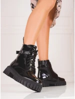 Pohodlné dámske čierne členkové topánky na plochom podpätku