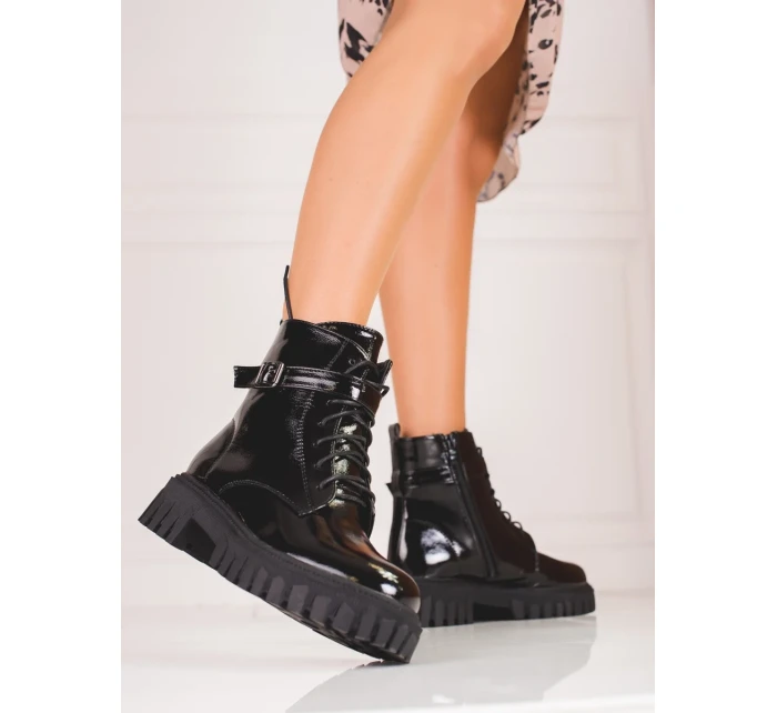 Pohodlné dámske čierne členkové topánky na plochom podpätku