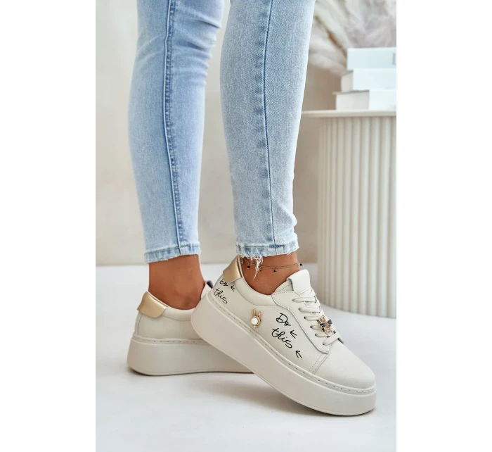Dámske kožené tenisky s platformou a odznakom Vinceza Badge Beige Dámske kožené tenisky s platformou a odznakom Vinceza Badge Beige