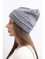 Dámská zimní čepice z vlny a s vzorem šedá model 21817813 - K-Fashion Dámská zimní čepice z vlny a s vzorem šedá model 21817813 - K-Fashion