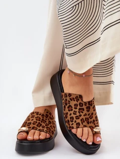 Dámské sandály na platformě a nízkém klínku s ozdobným detailem imitace leopardí kůže hnědé model 21688788 - Boto