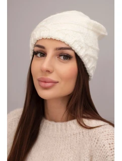 Dámska zimná čiapka s ozdobným úpletom a klasickým strihom K372 ecru