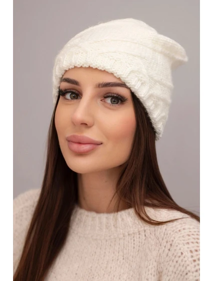 Dámska zimná čiapka s ozdobným úpletom a klasickým strihom K372 ecru