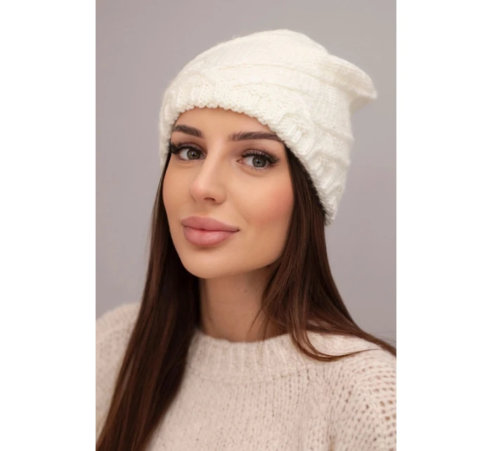 Dámska zimná čiapka s ozdobným úpletom a klasickým strihom K372 ecru