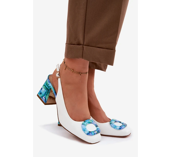 Kožené dámské sandály na podpatku s přezkou D&A LZ61-2010 bílé Kožené dámské sandály na podpatku s přezkou D&A LZ61-2010 bílé