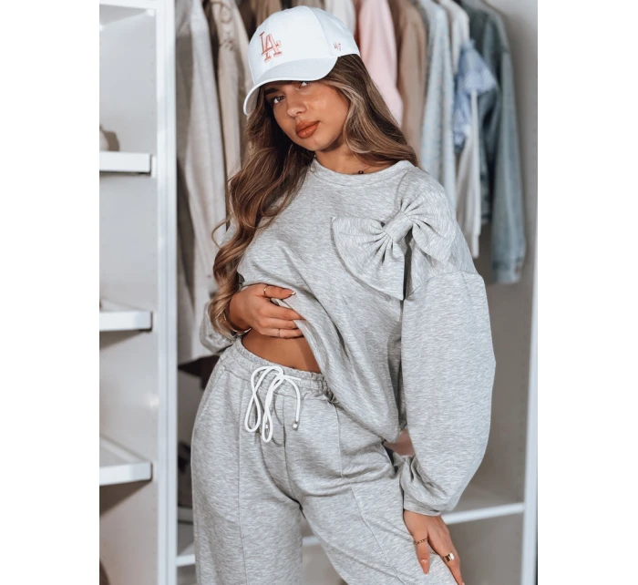 Dámská tepláková souprava nadměrné velikosti světle šedá Dstreet model 21984434 - FashionStreet Dámská tepláková souprava nadměrné velikosti světle šedá Dstreet model 21984434 - FashionStreet