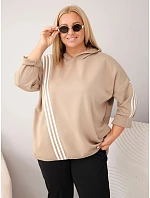 Dámska mikina s kapucňou vo veľkosti plus size a ozdobnými pásikmi z viskózy v kamelovej farbe