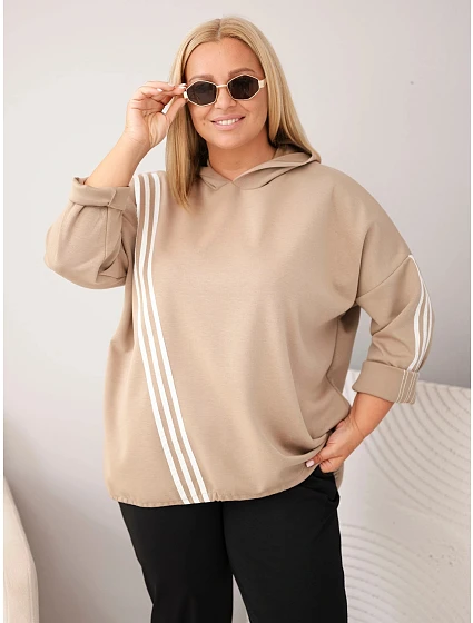 Dámska mikina s kapucňou vo veľkosti plus size a ozdobnými pásikmi z viskózy v kamelovej farbe