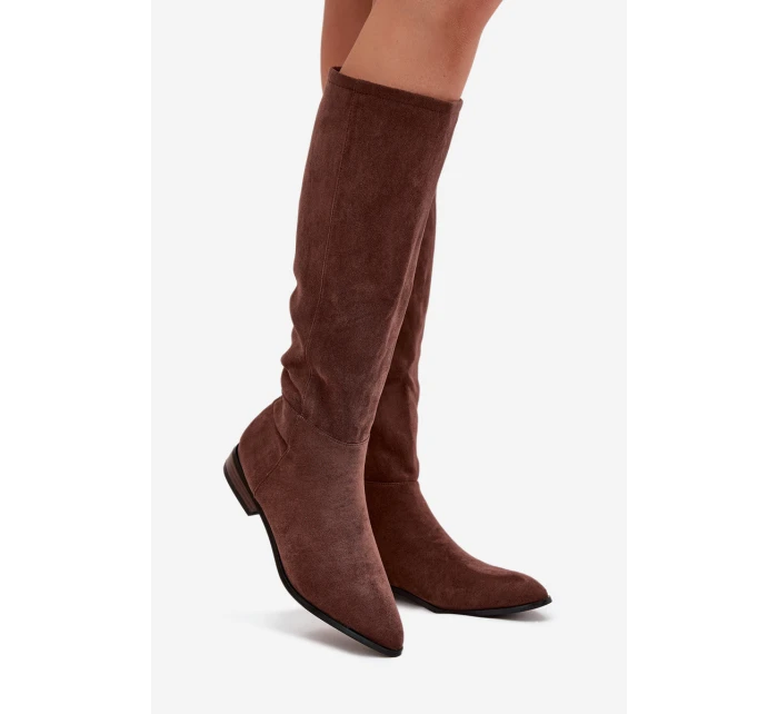 Dámské semišové kozačky na nízkém podpatku model 21848558 – hnědé - Kesi