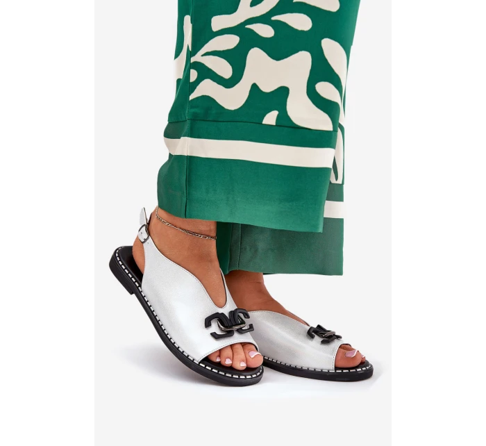 Sandały Na Płaskim Obcasie Z Ozdobą Eko Skóra Srebrne Tillireta Sandały Na Płaskim Obcasie Z Ozdobą Eko Skóra Srebrne Tillireta