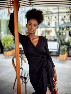 Čierne zavinovacie šaty s asymetrickým lemom