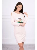 Šaty s potiskem model 18744032 v pudrově růžové barvě - K-Fashion Šaty s potiskem model 18744032 v pudrově růžové barvě - K-Fashion