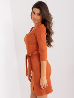 Tmavo oranžové opaskované šaty s rozparkom