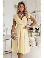 SCARLETT rozšířené midi šaty s obálkovým výstřihem a páskem žluté model 22043325 - numoco SCARLETT rozšířené midi šaty s obálkovým výstřihem a páskem žluté model 22043325 - numoco