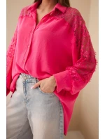 Dámske viskózové tričko s čipkovanými rukávmi a golierom ružovej farby