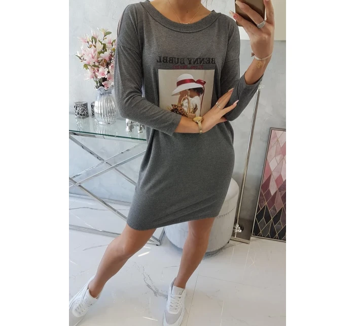 Šaty s potiskem model 18744178 v grafitové barvě - K-Fashion Šaty s potiskem model 18744178 v grafitové barvě - K-Fashion