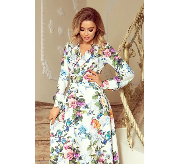 Dámske maxi šaty s volánikom, výstrihom a so vzorom farebných ruží a svetle modrých vtáčikov model 7404387 Dámske maxi šaty s volánikom, výstrihom a so vzorom farebných ruží a svetle modrých vtáčikov model 7404387