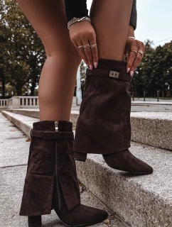 Zateplené dámské kozačky na podpatku s ozdobným páskem čokoládové model 21715350 - Boto