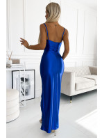 Dlhé saténové šaty s rozparkom Numoco DIANE - chrpová modrá